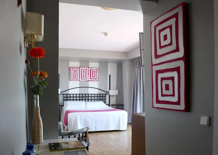 Subur מלון סיטגס